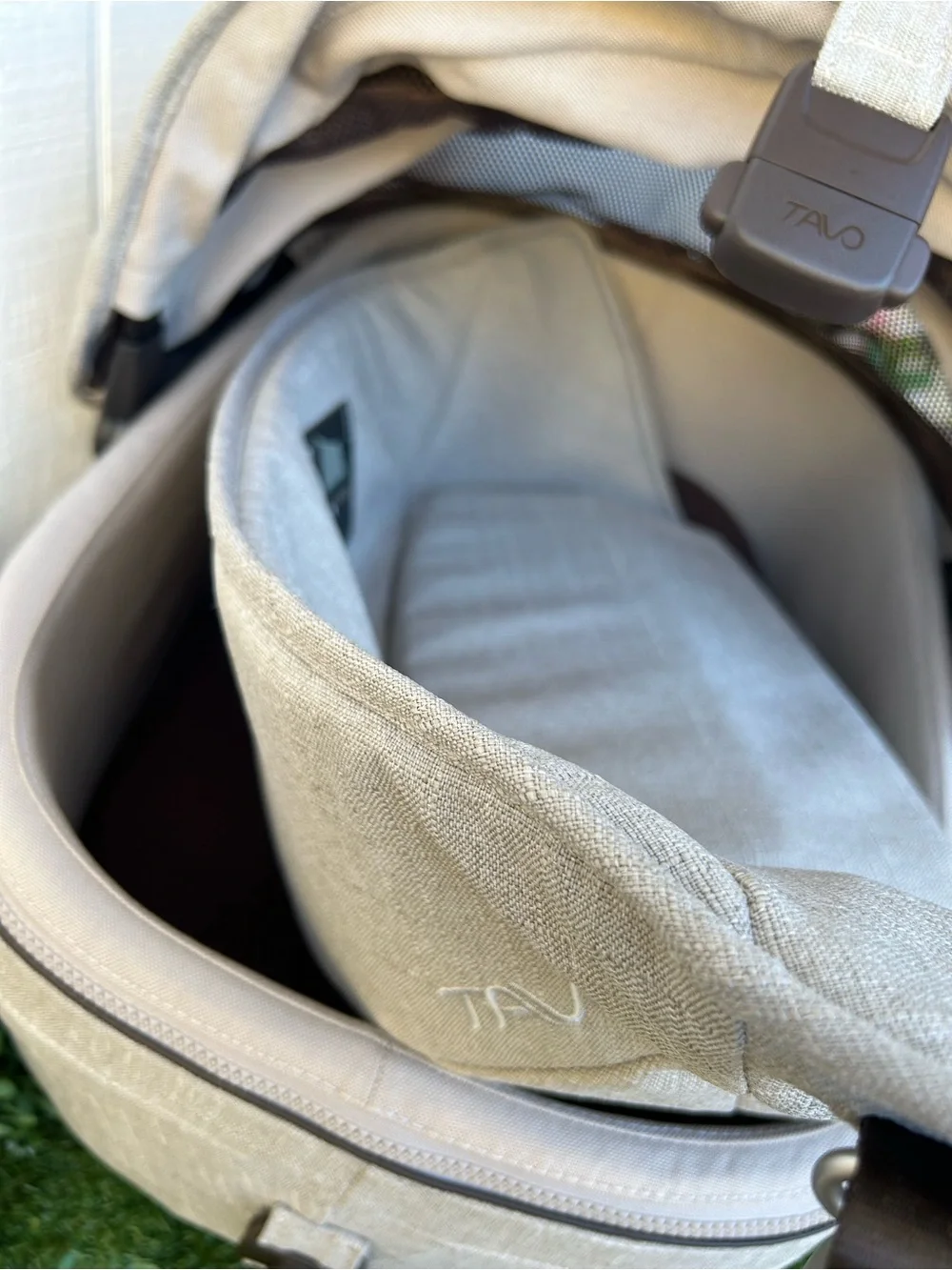 Tavo Pets Maeve Pet Car Seat, Small Flex - Fawn Up 20 Ibs. gently used